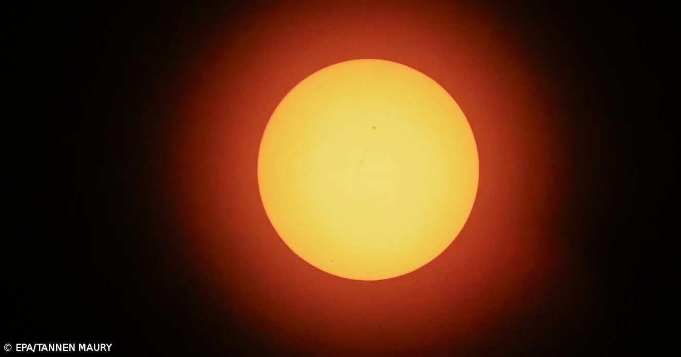 Солнечный диск. Диск солнца. Солнечный диск астрономия. Багряный диск солнца.