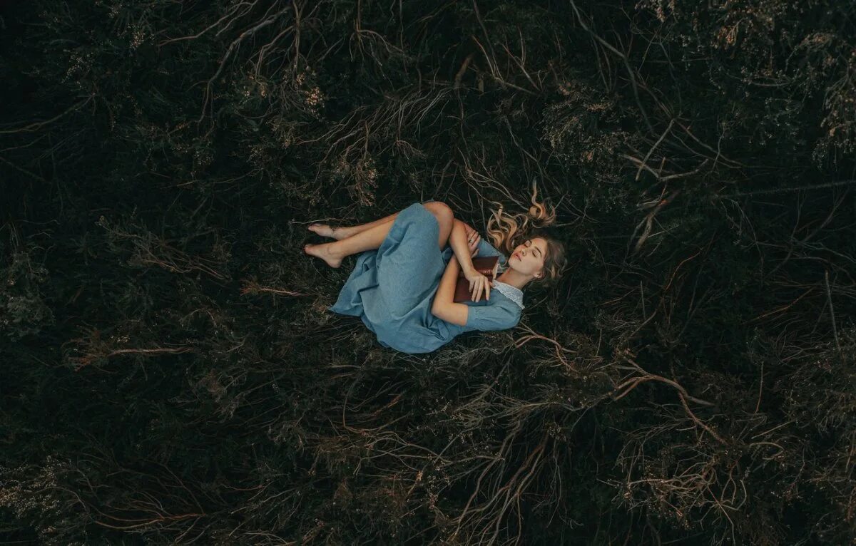 Девушка лежит в лесу. Сон в лесу. Девушка лежит на земле в лесу.