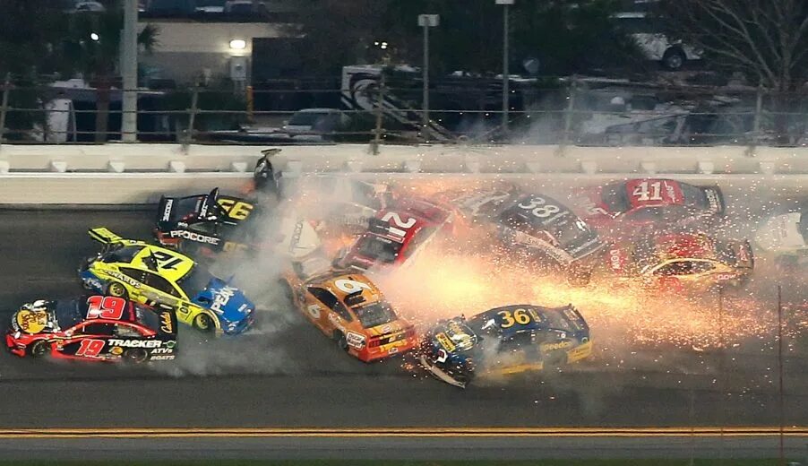 Автоспорт беттинг. Наскар арена. Видео этой гонки. Daytona гонка. Гонки это жизнь.