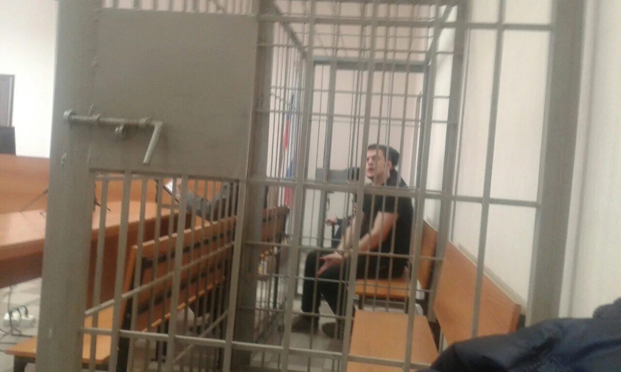 Молодой человек в суде. Заседание суда 21 11 2022 судья Корытов в а подсудимый Жуков н а. Роговик в колонии.