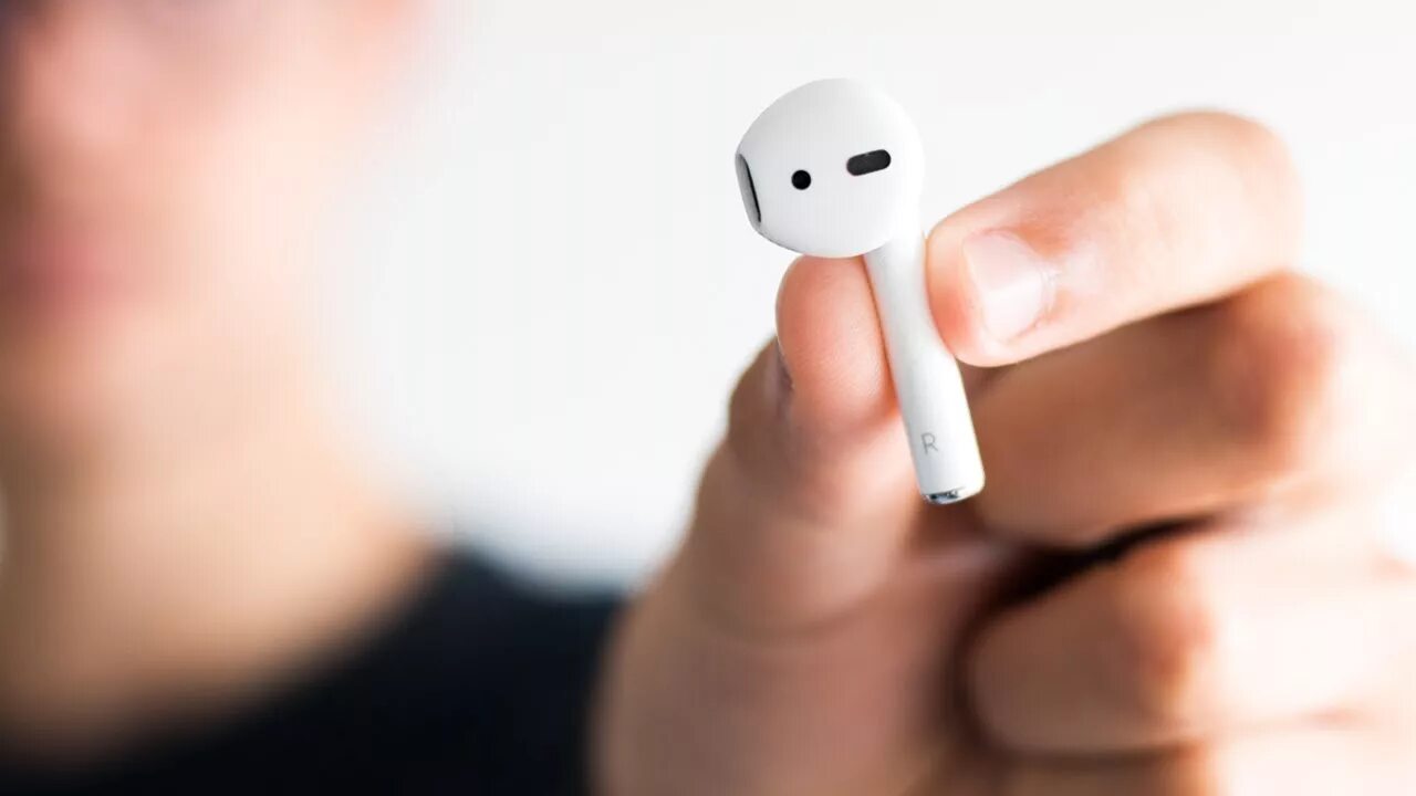 AIRPODS Pro 2. Наушники в руке. Беспроводной наушник в руке. Наушники беспроводные в руках.