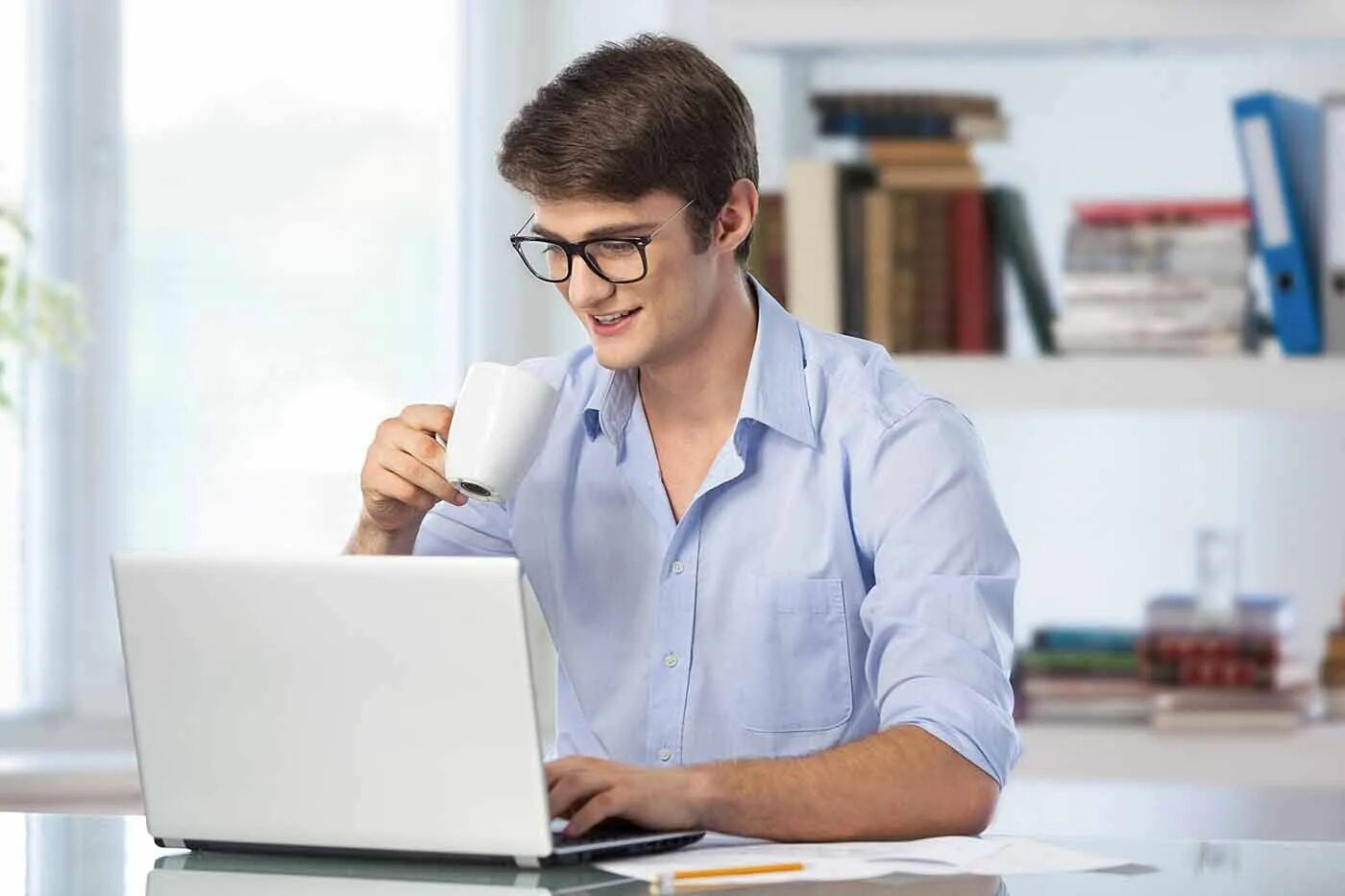 Student working day. Мужчина с компьютером. Менеджер мужчина. Молодой парень за ноутбуком. Мужчина компьютером в офисе.