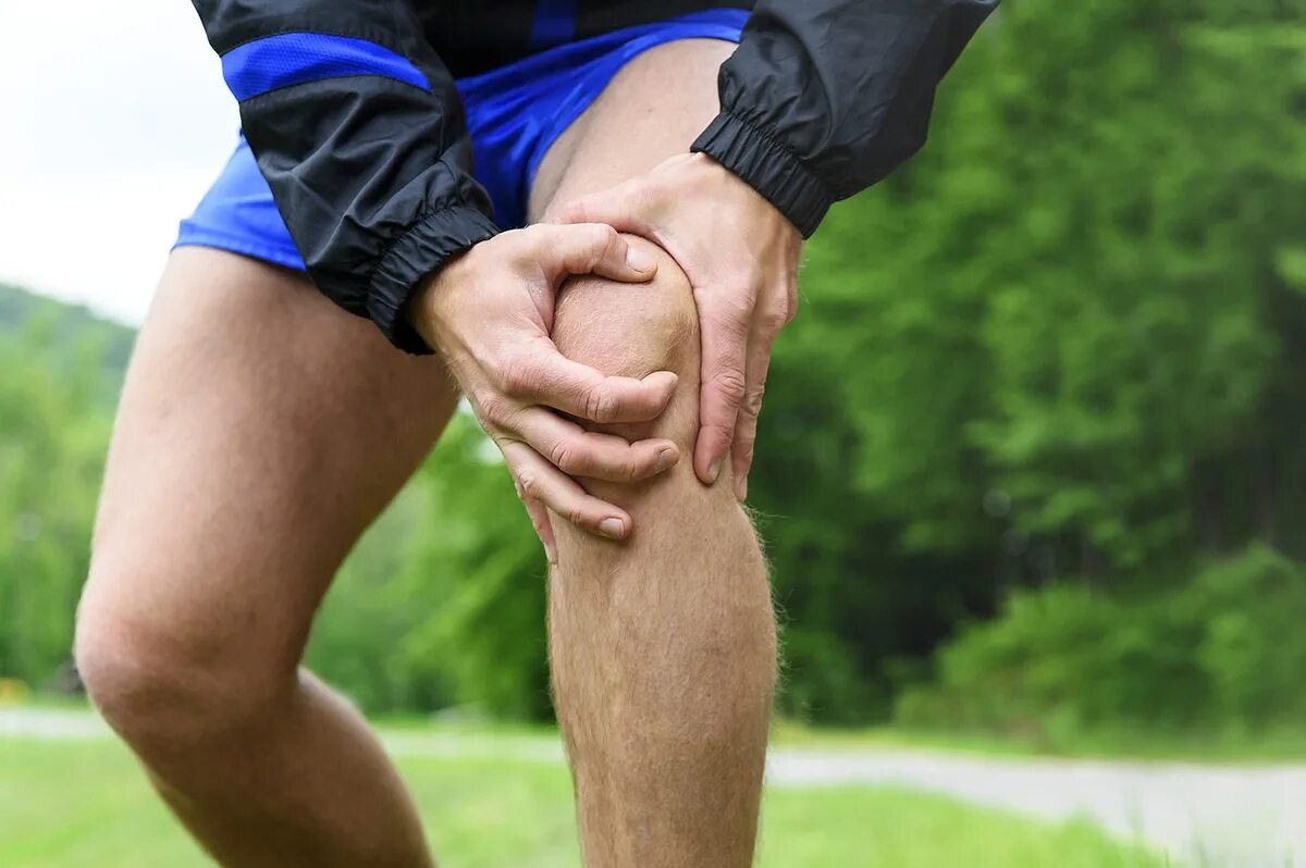 Колени спортсменов. Здоровые колени. Человек на коленях. Очень сильно болит колено что делать