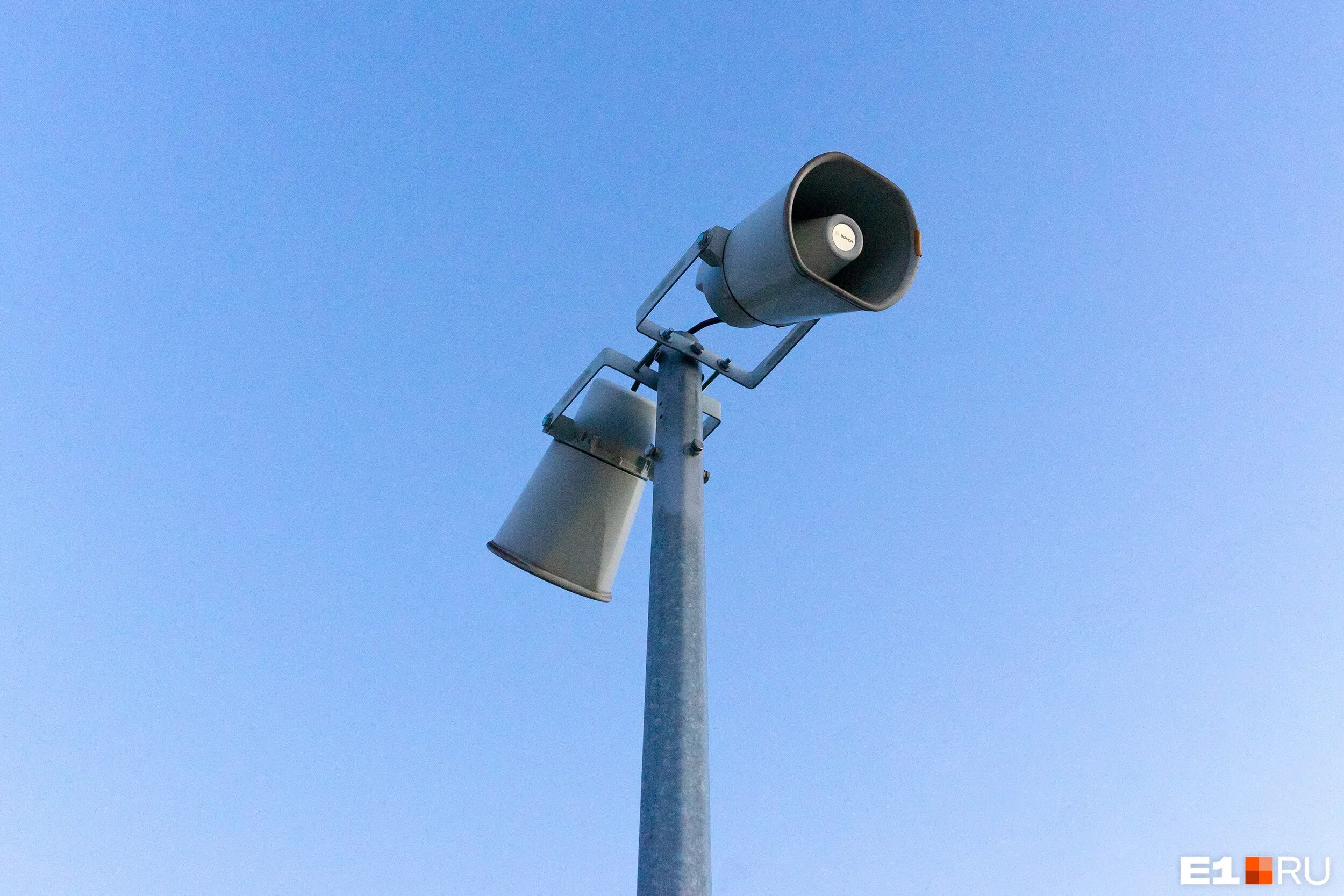 Электросирены система оповещения населения. Громкоговоритель на столбе. Проверят систему оповещения населения. Электросирены система оповещения населения. Электросирена региональной системы оповещения.
