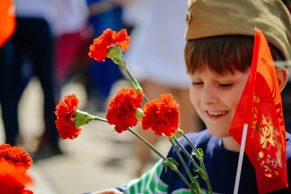 Маленькие дети 9 мая. День Победы для детей. С праздником Победы дети. Цветы на 9 мая. Фотосессия к 9 мая для детей.