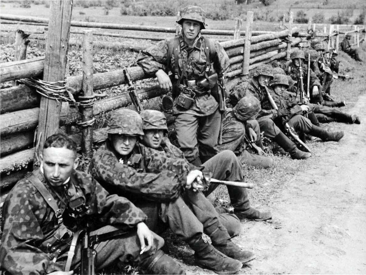 Солдаты Ваффен СС на Восточном фронте. Ваффен СС 1941. Солдаты Waffen SS.