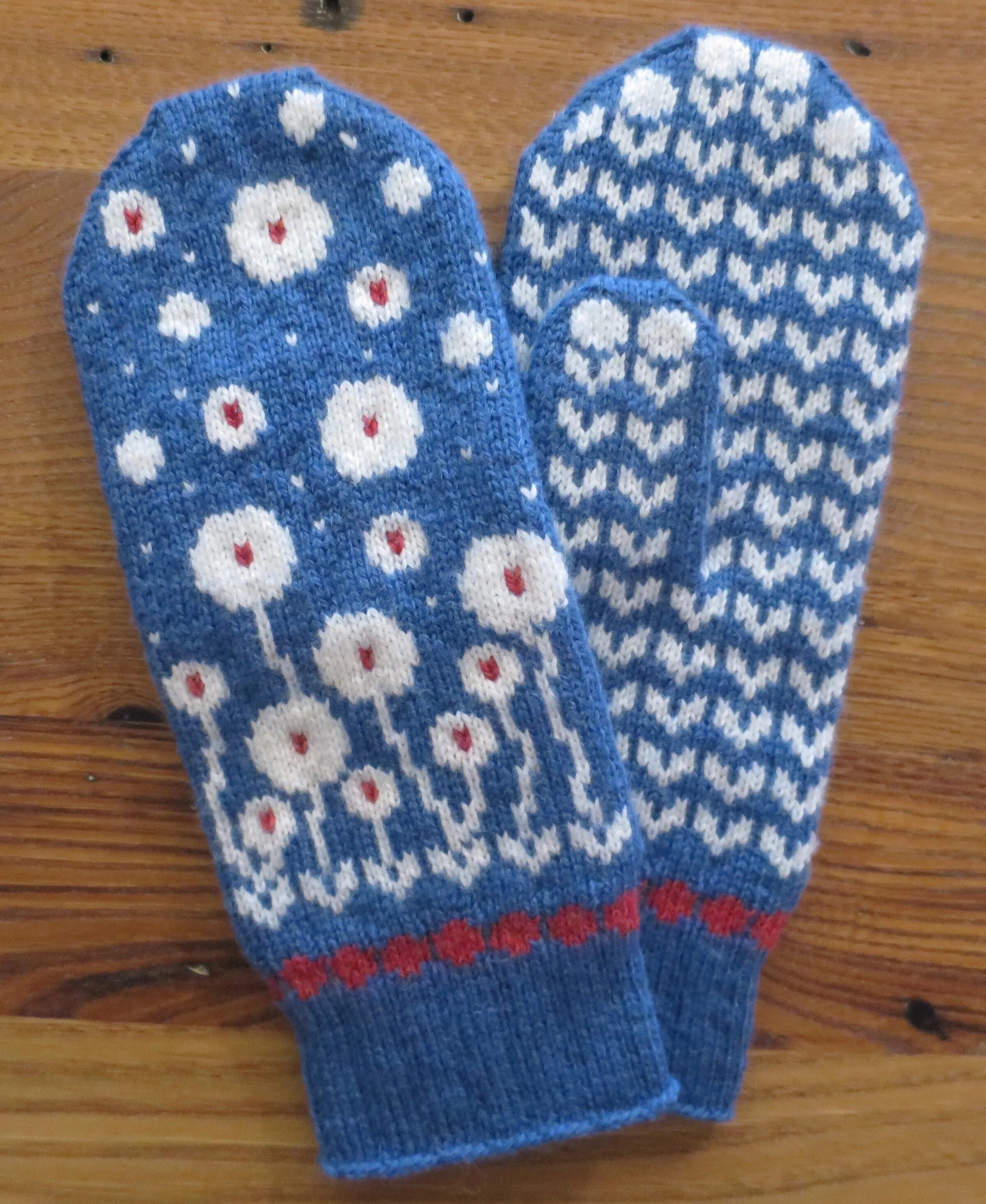 Двухцветные варежки. Варежки спицами красивые женские с узорами. Вязаные варежки ленивым жаккардом. Двухцветные варежки. Вязаные двухцветные рукавицы.