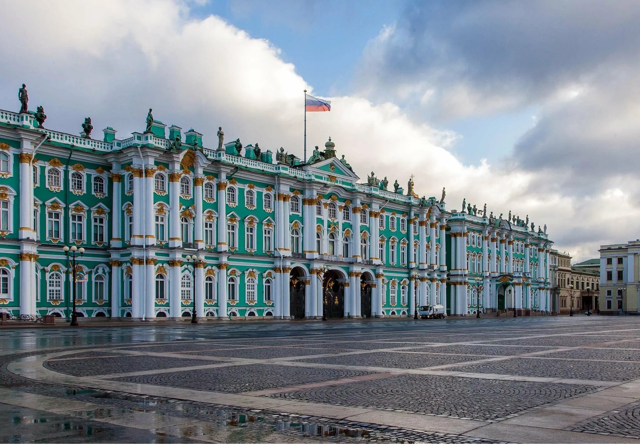 Сколько зимних дворцов в петербурге