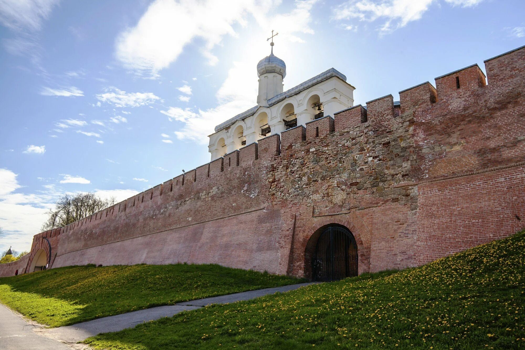 Великая кремлевская стена. Новгородский Кремль Великий Новгород Тайничные ворота. Нижегородский каменный Кремль. Арсенал Нижегородского Кремля. Нижегородский Кремль Нижний Новгород Крепостная стена.