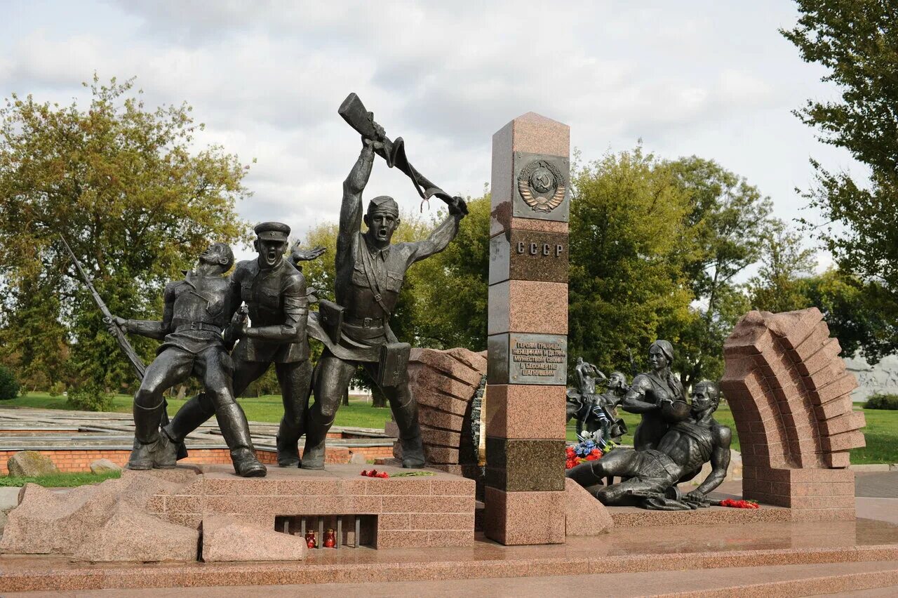 Тула брест. Памятник пограничникам в бресте. беларусь брестская крепость памятник. памятник героям-пограничникам брестской крепости. мемориальный комплекс брестская крепость-герой.