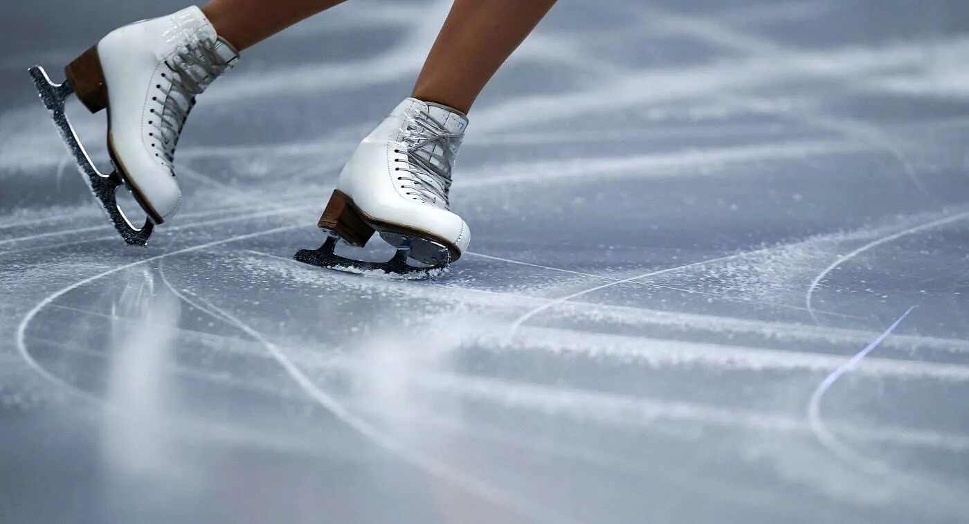 Лед коньки каток. Крытый каток в Яранске. Коньки на льду. Фигурное катание на коньках. Фигуристы на коньках.