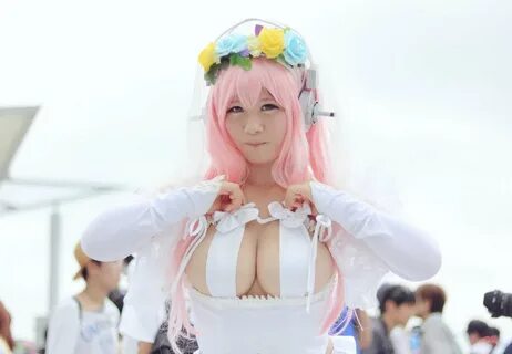 I'm a big fan of this Super Sonico Wedding cosplay spotted at #comiket...