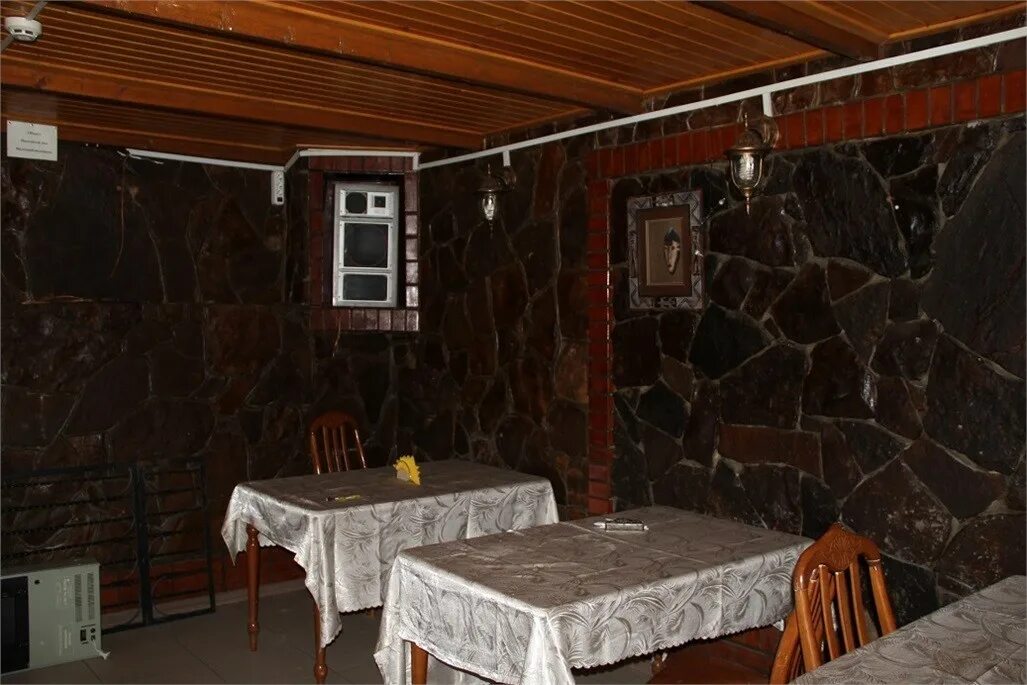 Кафе сота черноморское крым. Пгт черноморское кафе крепость. Парк комсомольский черноморское крым. Кафе крепость черноморское. Кафе крепость черноморское крым.