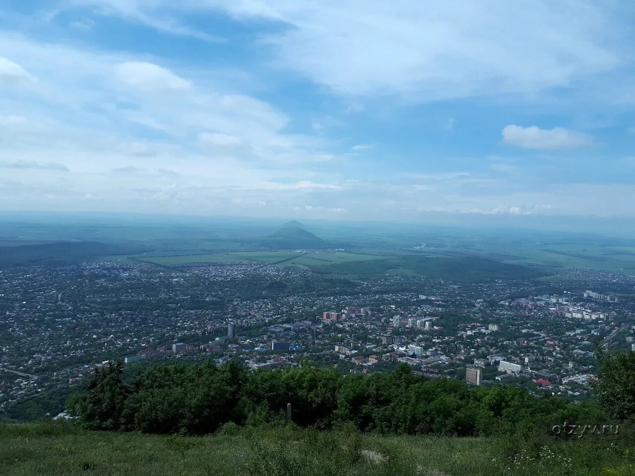 Мае пятигорск сайт. Пятигорск. Пятигорск на майские. Пятигорск в мае. Вид на Пятигорск с смотровой площадки.