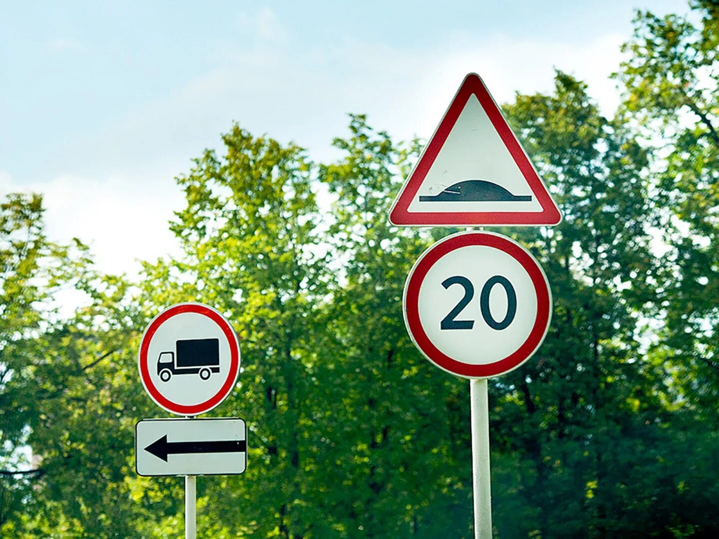 Дорожный знак района. Дорожные знаки. Знаки на дороге. Dorojni Znag. Дорожный знак город.