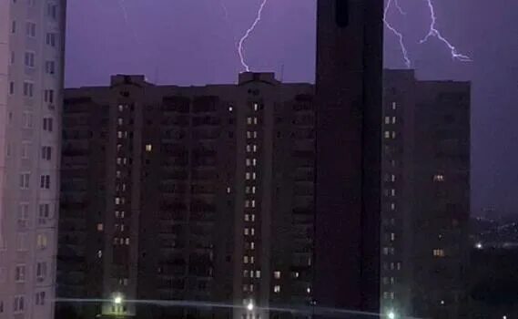 Ночью над курском сегодня. Серебристые облака челябинск метеорит. Свечение курск. Свечение курск. Ночной курск.