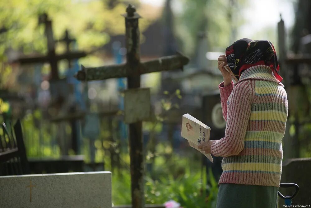 Какую молитву надо читать в родительскую субботу. Человек молится на кладбище. Моление на кладбище. Родительский день на кладбище. Радоница на кладбище.