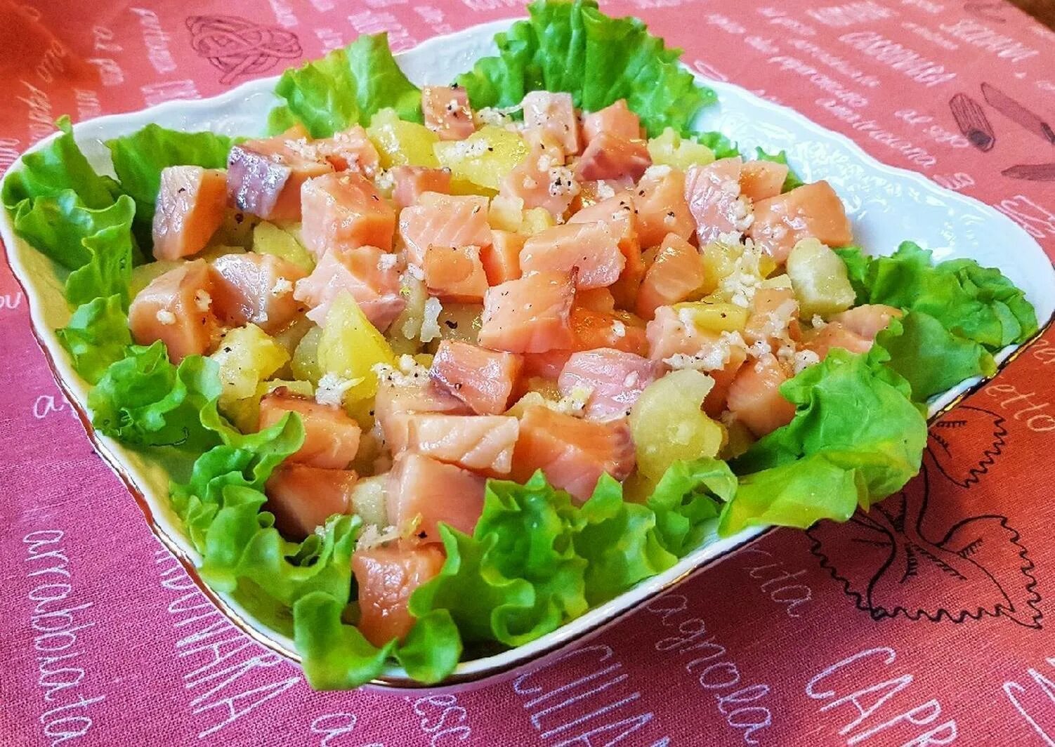 Вкусные салаты с семгой рецепты. Салат из красной рыбы. Салат с соленой рыбой. Вкусный салат с красной рыбой. Салат со слабосоленой семгой и картофелем.