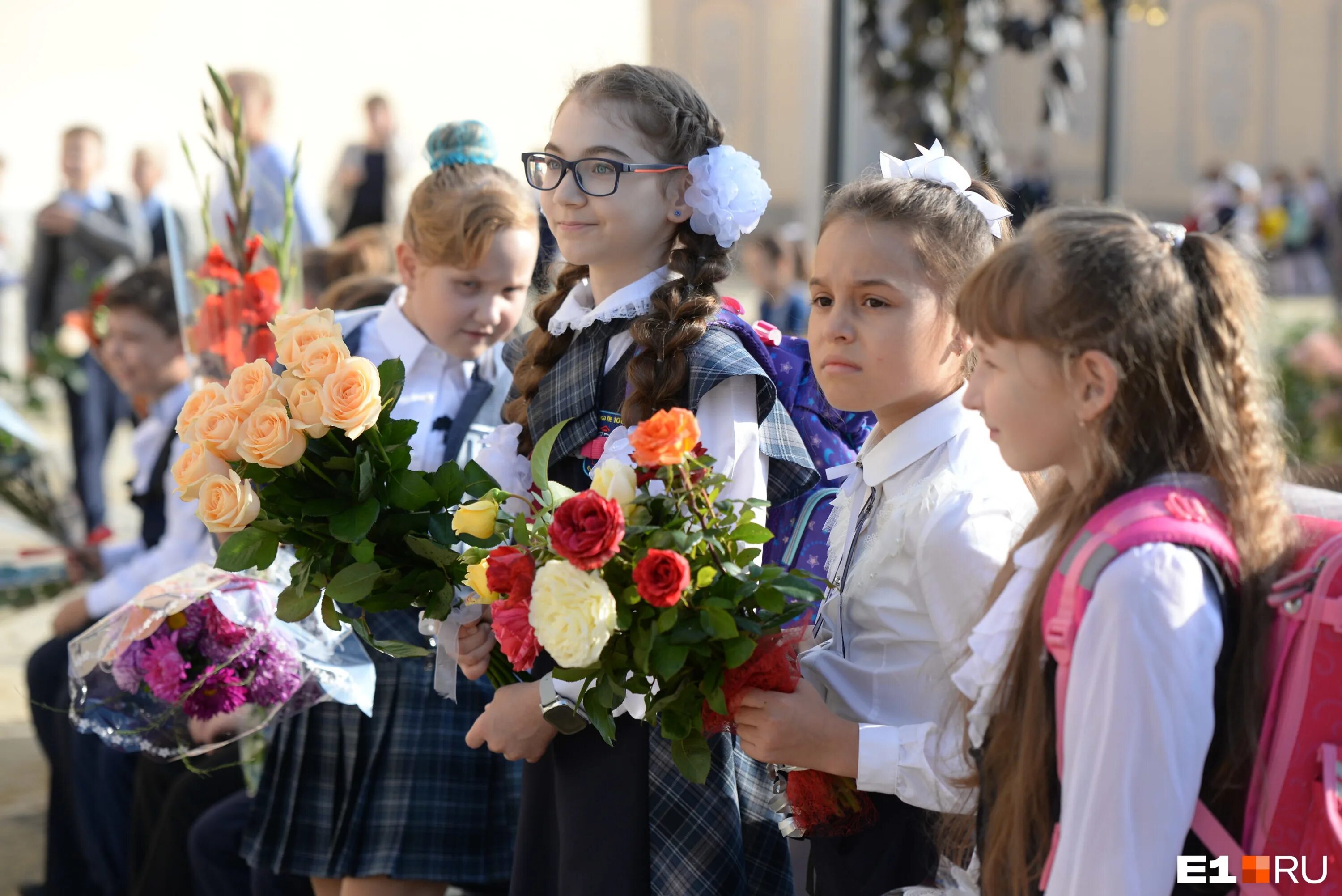 Школьники на линейке. Моу сош 46 саратов директор самохина. Верх уймонская школа. Интервью с первоклассниками 1 сентября. Первое сентября брянск.