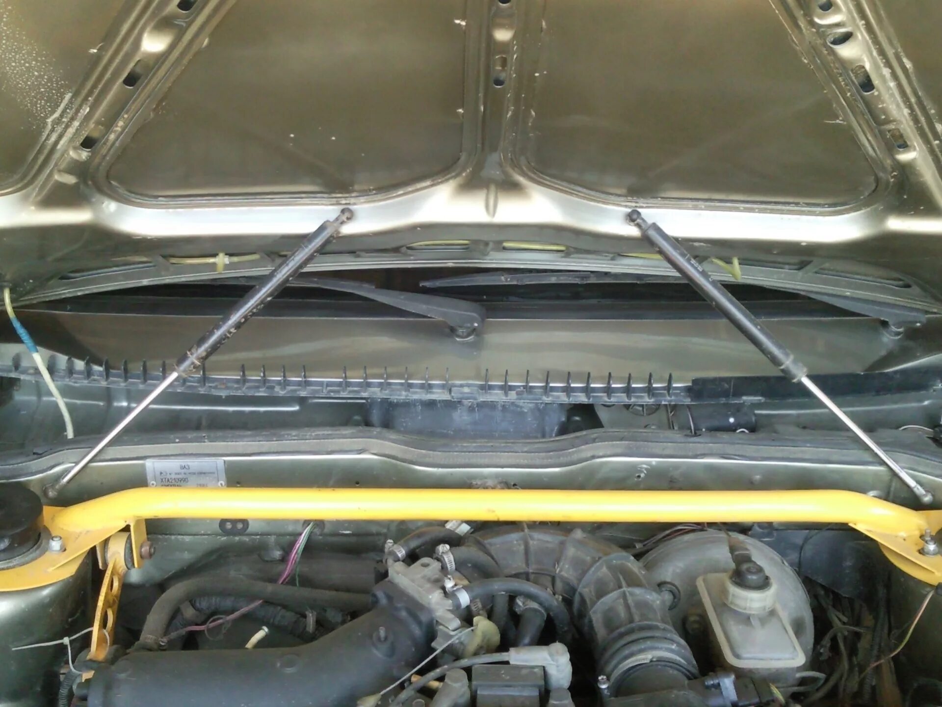 Шар газового упора ваз 2109. Газовый упор ваз 2109. Газовые упоры 2114 на 2109. Опора капота ваз 2109. Скоба упора капота 2109.