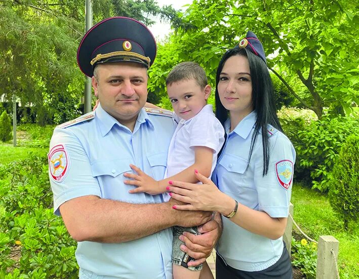 Бешамбаев и жена. Гор акопян жена и дети. кадров и его семья.