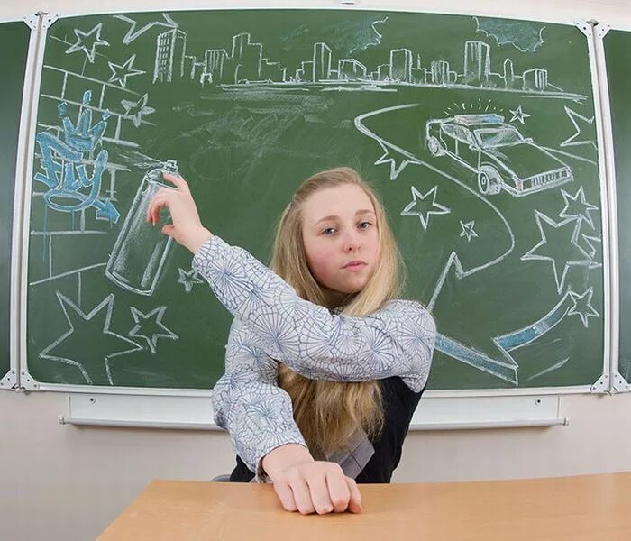 Найти классный. Креативные идеи для выпускного альбома. Петр винс классная школа. Глядит в бинокль. Найти классный.