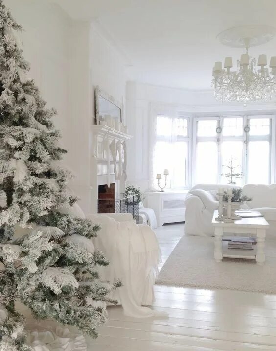 Белый новогодний декор Winter cheer White christmas decor, Christmas staircase, Christmas stairs