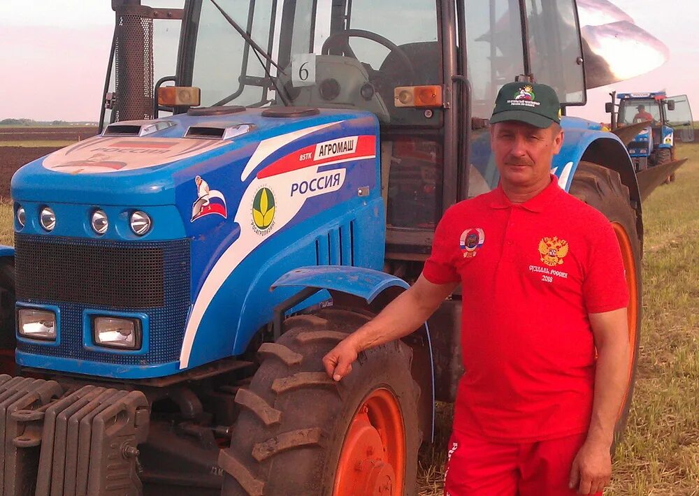 тракторист в тракторе. комбайнер осматривает комбайн. волгоградский тракторист. знак лучший тракторист мтс нкз ссср. лучший тракторист.