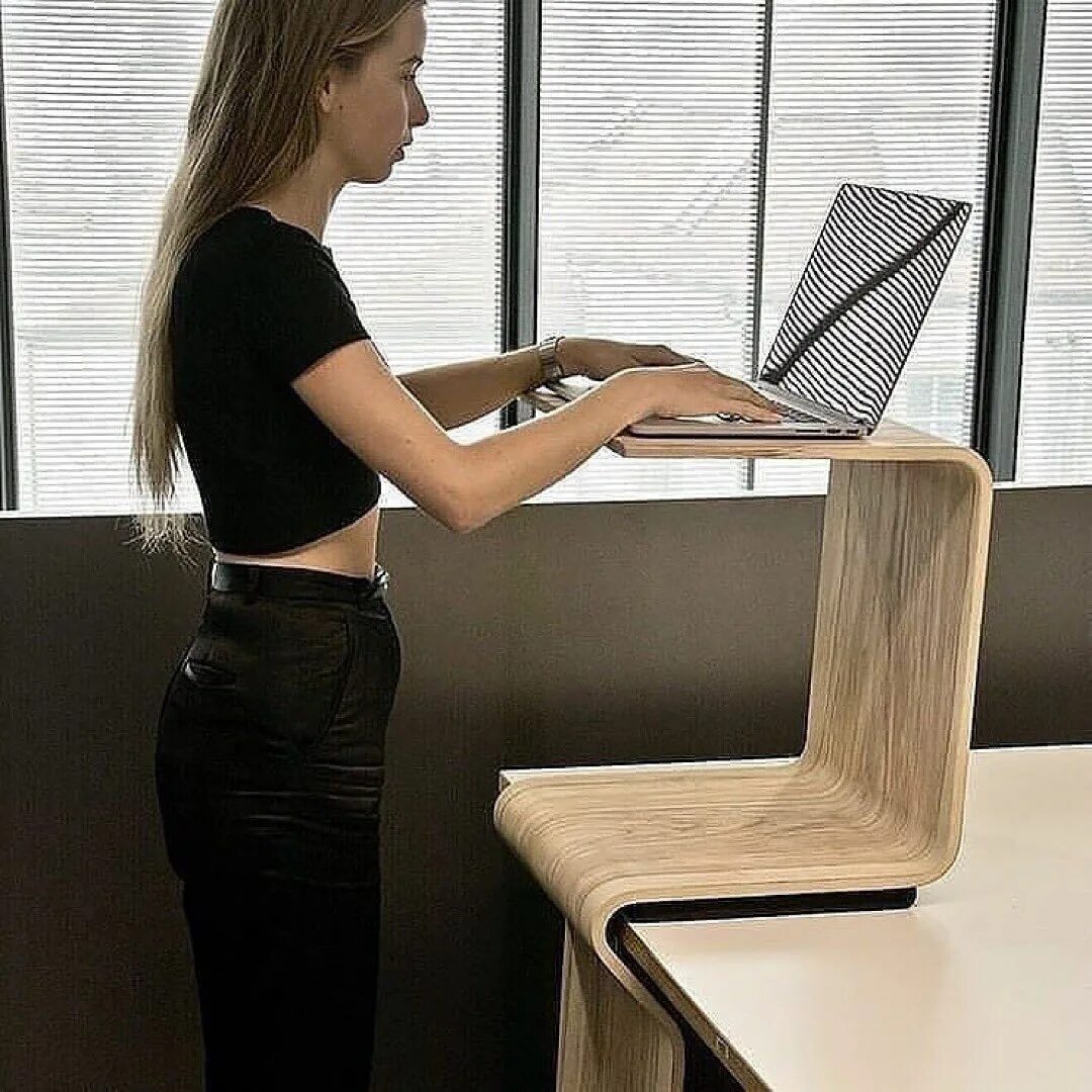 Столик для ноутбука стоя. Компьютерный стол стоя. Стол для работы стоя. Стол для ноутбука стоячий.