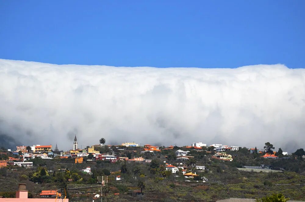 Кипящие облака. Canary Islands ЦУНАМИ. Облачное ЦУНАМИ В Анапе. Облака в виде ЦУНАМИ. Облака похожие на ЦУНАМИ.