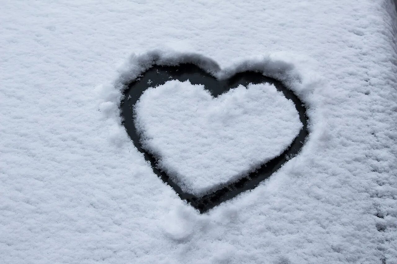 Зима на сердце на душе оригинал. Сердце на снегу. Сердечко на снегу. Зимнее сердце. Зимнее сердечко.
