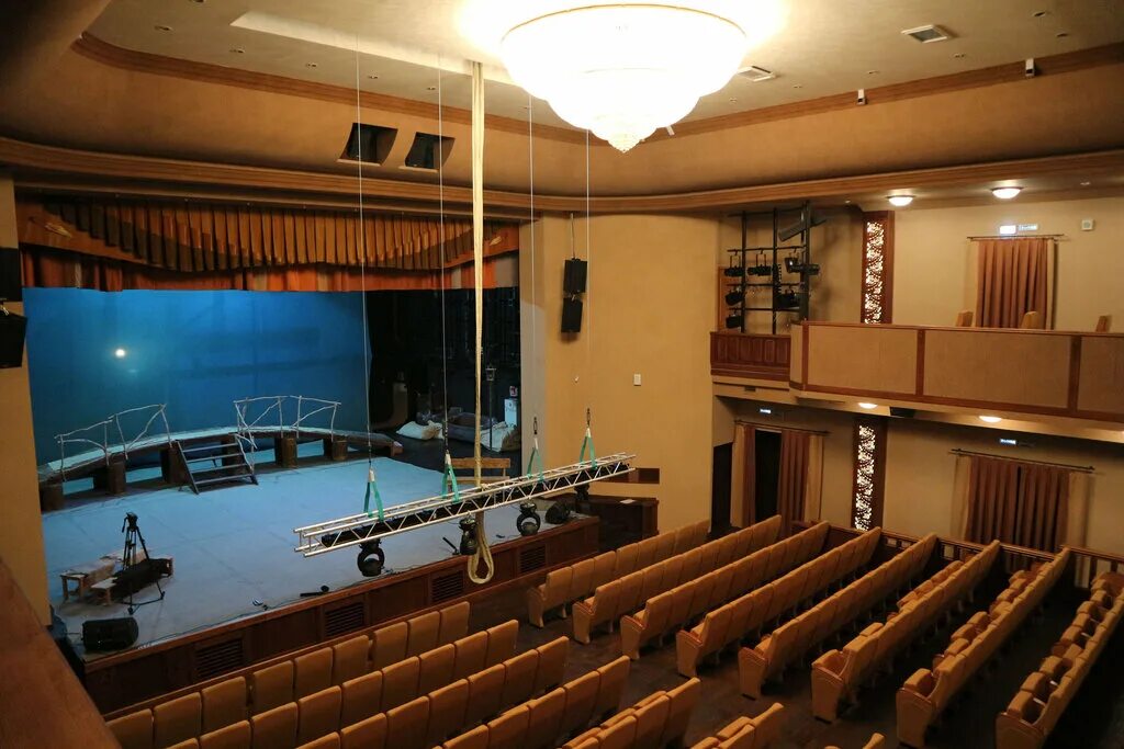 Галерка зал. Зрительный зал театра галерка омск. Галерка зрительный зал омск. Зал в театре галерка. Омский драматический театр зал.