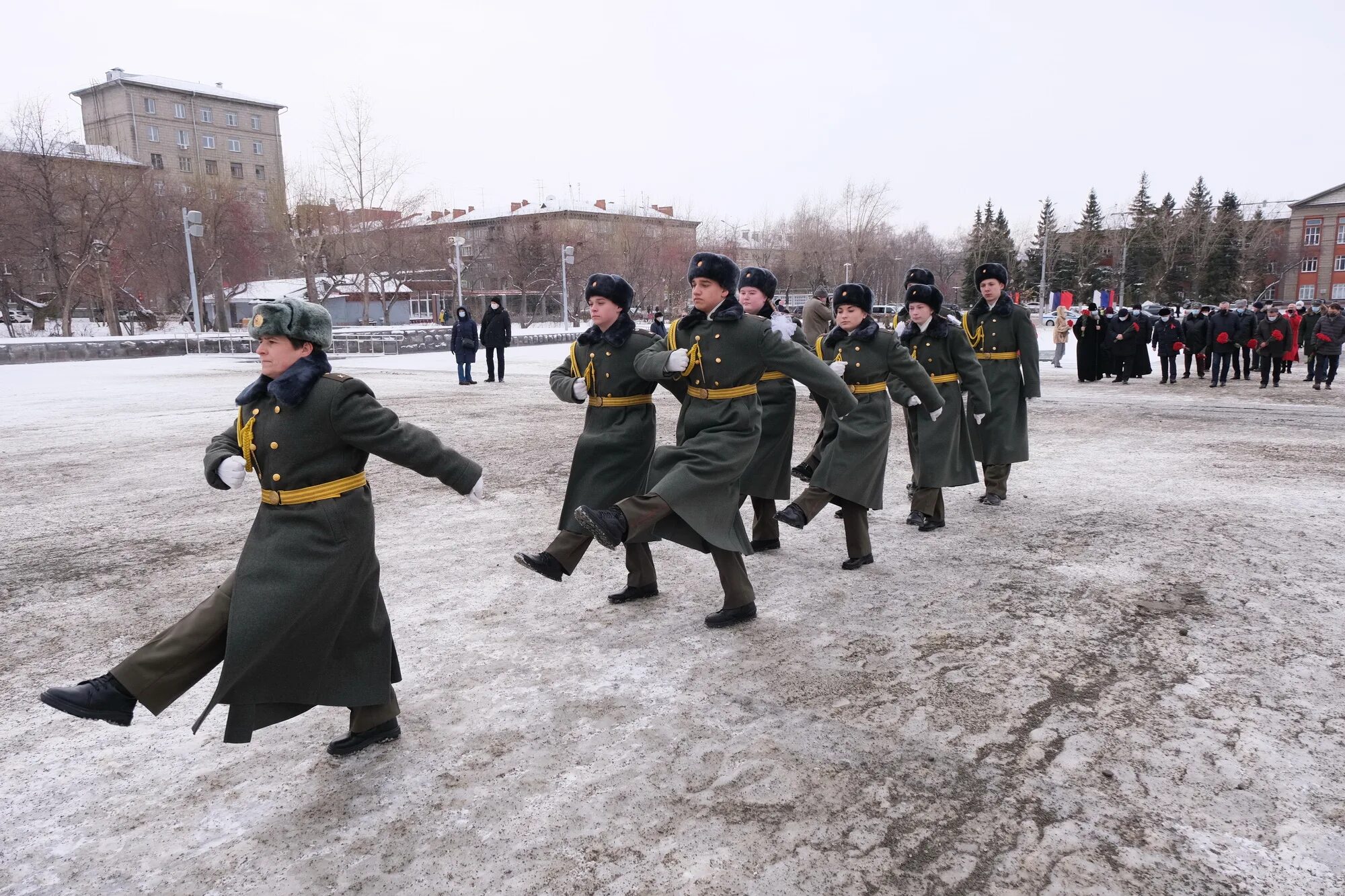 В каких городах был парад 7 ноября. Парад памяти ветеранов. парад памяти 7 ноября 1941. легендарный парад 7 ноября 1941 года реконструкция. памятный табличка парад 7 ноября 1941 самара.
