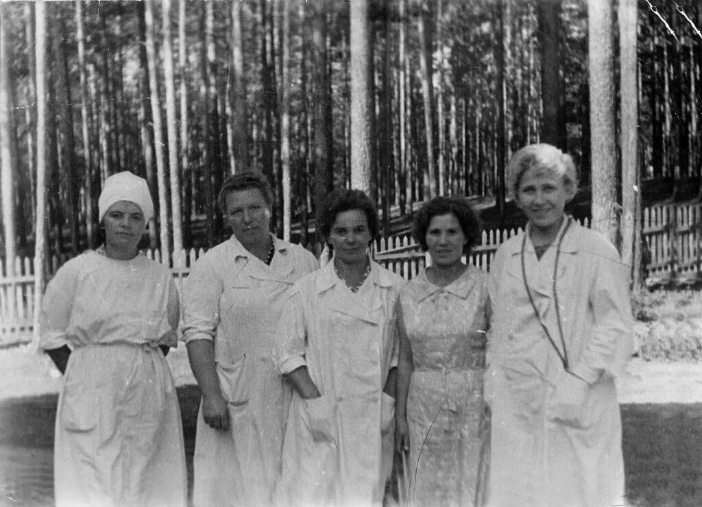 Первые советские врачи. Ташкентская Железнодорожная поликлиника 1950г. Качуг больница 1960. Томский медицинский университет 1950 е годы.