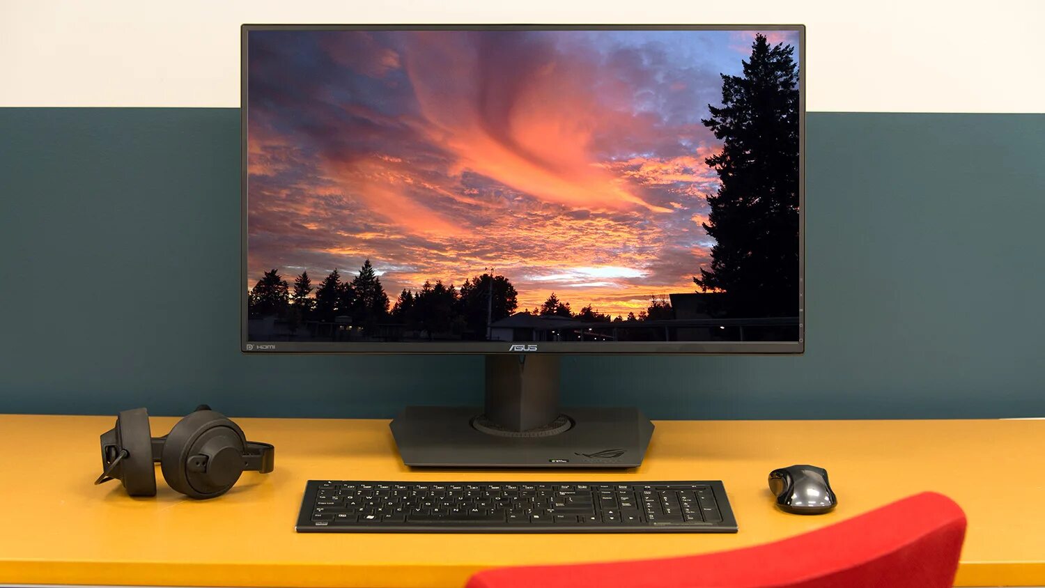 Средство для мониторов компьютера. Asus rog swift pg279q. монитор 27 дюймов lime. красивый компьютер. стол для компьютера.