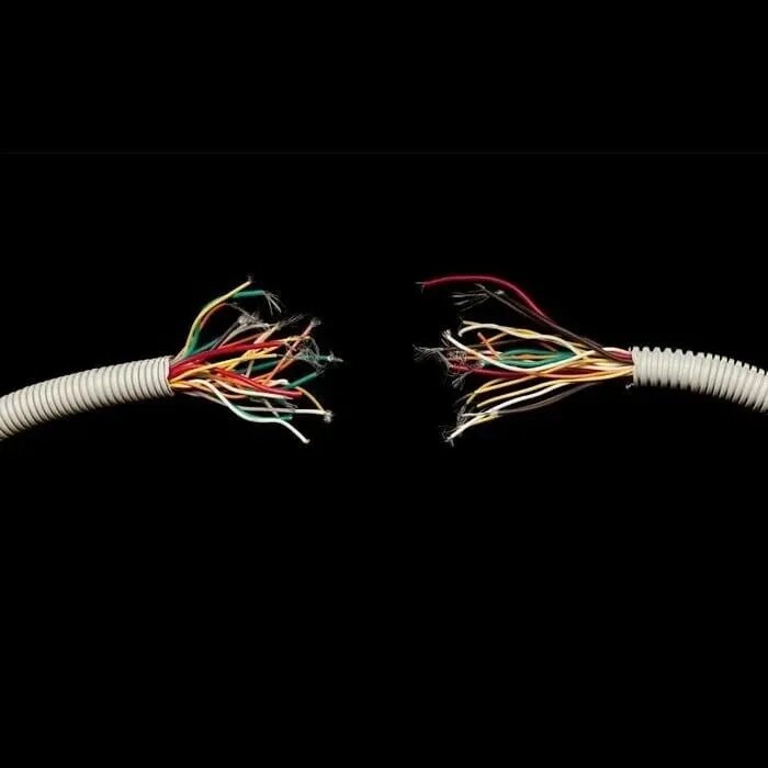 Разрыв сети. Провода. Разрыв кабеля. Разорванные провода. Кабель для электричества.