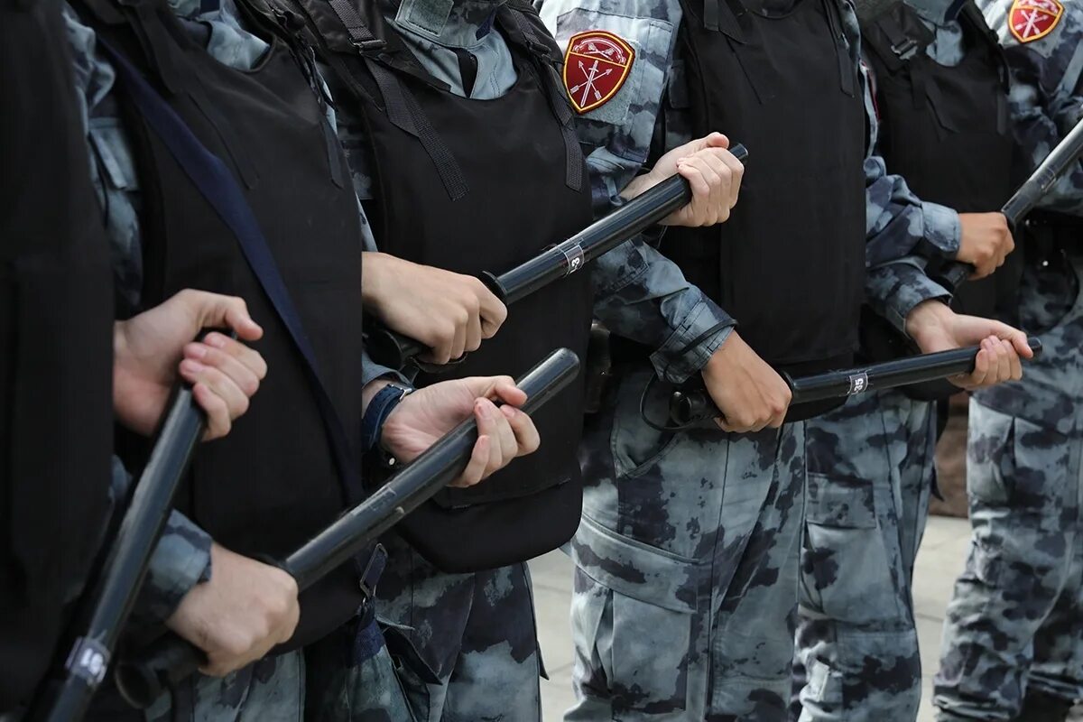 Полицейский человек. Силовики омон. Произвол полиции в россии. Омон на болотной площади. Беспредел росгвардии.