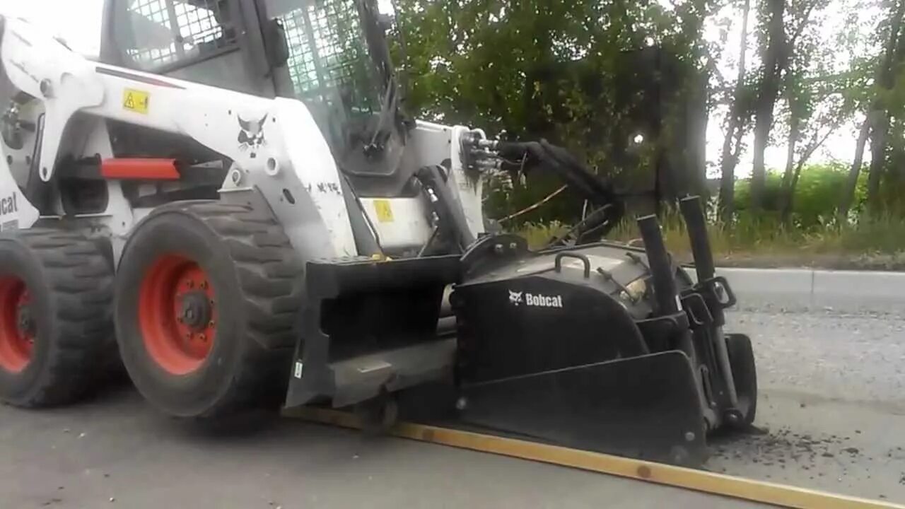 Фреза на бобкэт. Фреза на Бобкэт s770. Bobcat s650 фреза. Фреза дорожная на Bobcat. Bobcat 175 с фрезой.