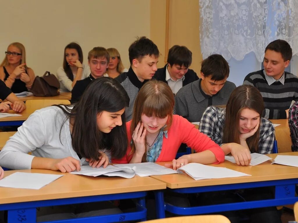 Школьники в классе. Школьники старшей школы. Урок в старшей школе. Школьники за партой. Школа 10 роснефть ангарск.