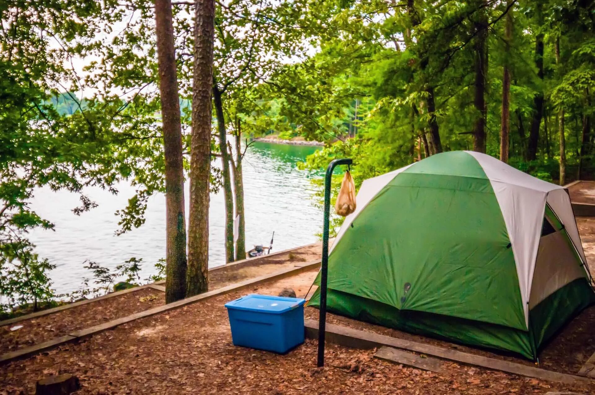 Camping platform. Палатка на природе. Палаточный лагерь. Кемпинг на природе. Обустройство палатки.