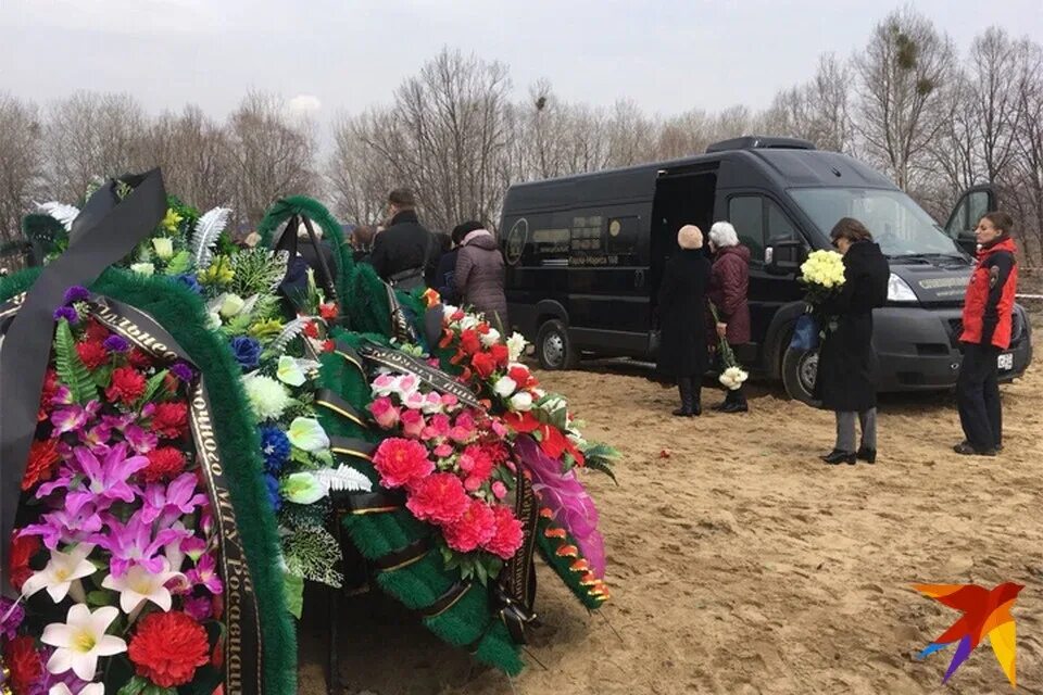 Похороны детей в орше видео. Похороны в хабаровске простились с погибшим летчиком.