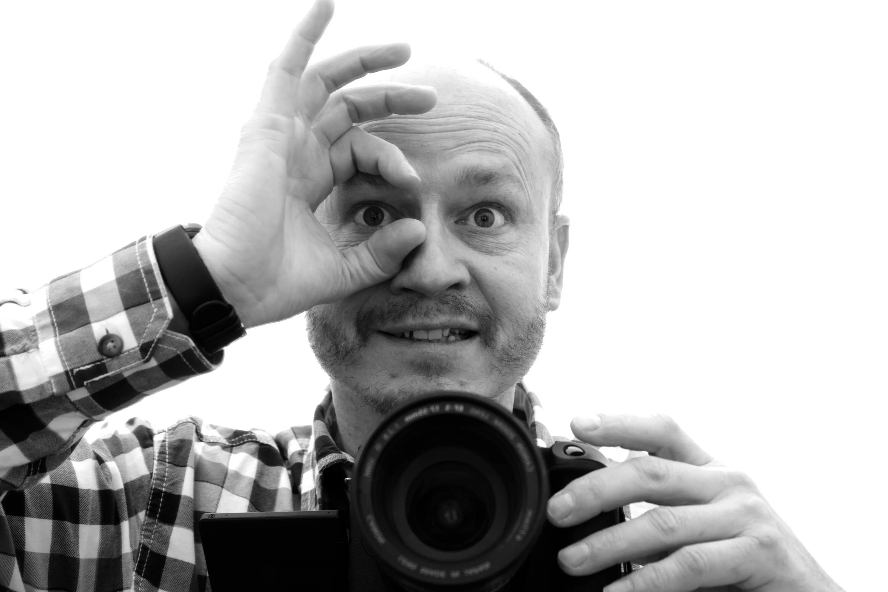 Мужчина фотограф. Фотограф селфи. фокус в фотографии. фотограф мужчина на белом фоне. селфи фотографа фото.