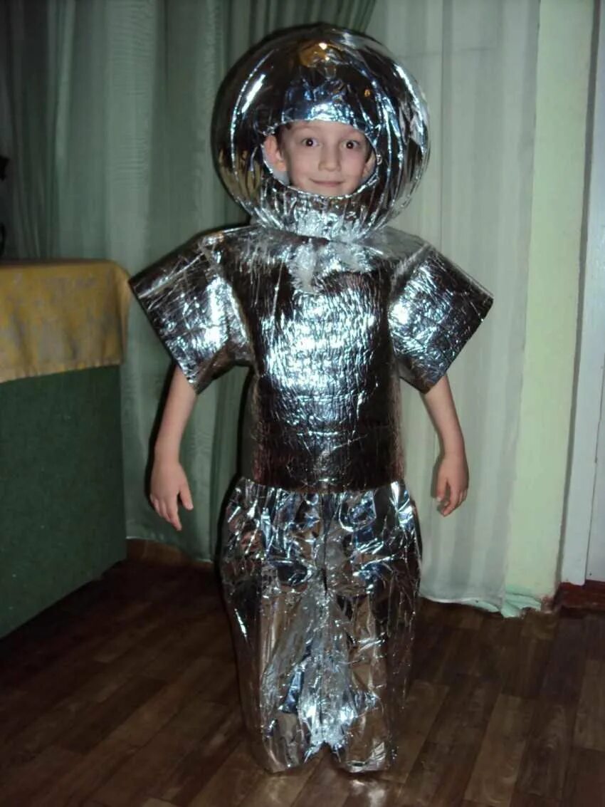 Космический костюм для мальчика. Костюм из бросового материала для мальчика. Космический костюм для мальчика из подручных материалов. Космический костюм для девочки. Костюм космонавта из фольги