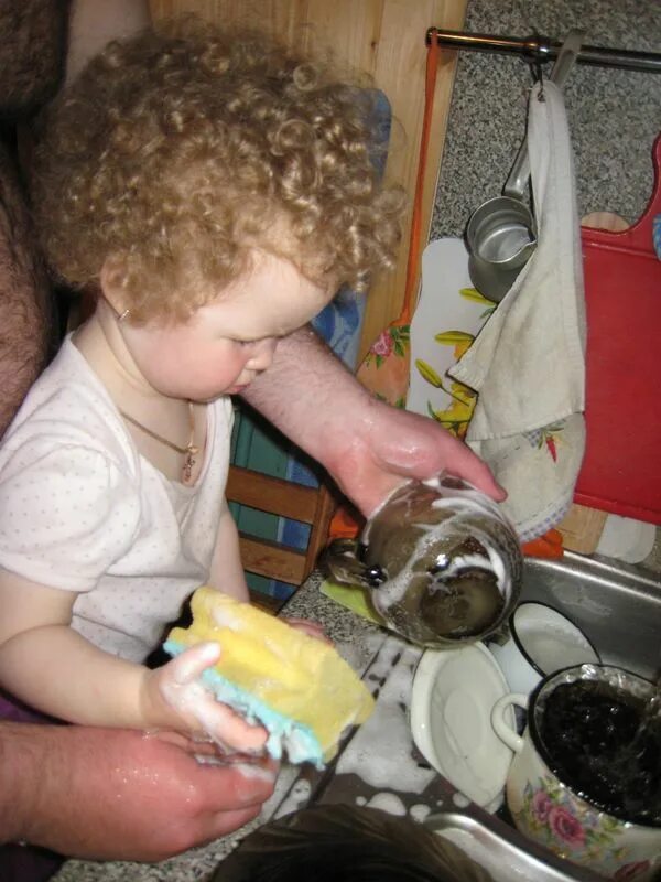 Дети помогают папе мыть посуду. Папа моет. Мальчик с папой моют посуду. Отец моет посуду. Папа моет посуду