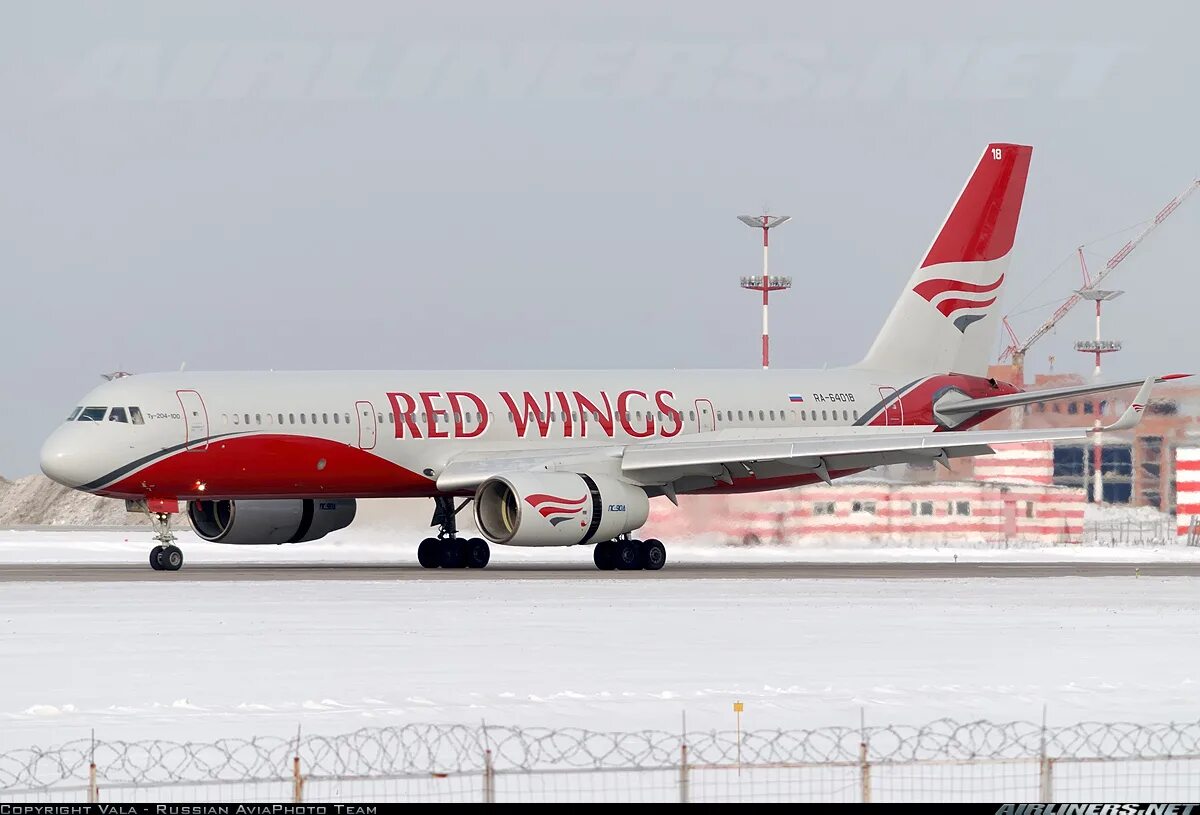 Red wings пхукет отзывы. Ту-204 ред вингс. ту 204 100 red wings.