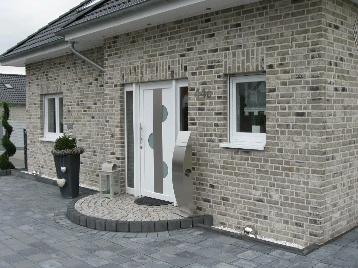 Фасад из белого камня. Дом из серого камня. Cobblestone gray черепица. Клинкерная черепица roben. Серая облицовка.
