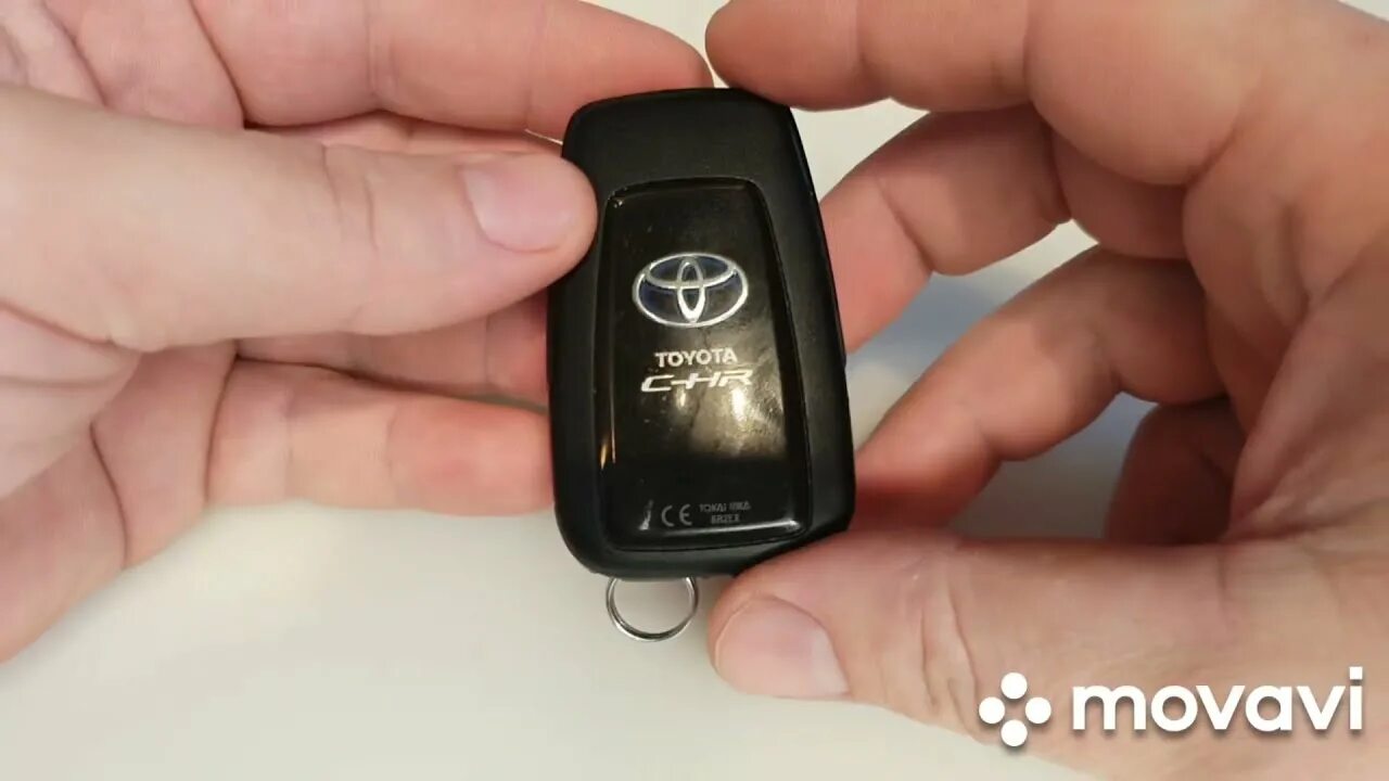 Ключ тойота рав4 2008. Замена батарейки в ключе тойота фортунер. Рав4 2011 батарейка ключа. Ключ тойота рав 4. Toyota rav4 ключ.