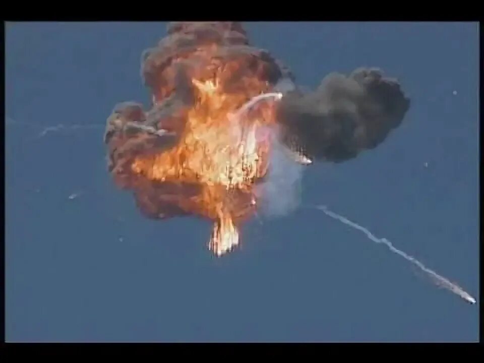 Почему взорвался самолет. Самолет взорвался в воздухе. самолет взрывается в небе.