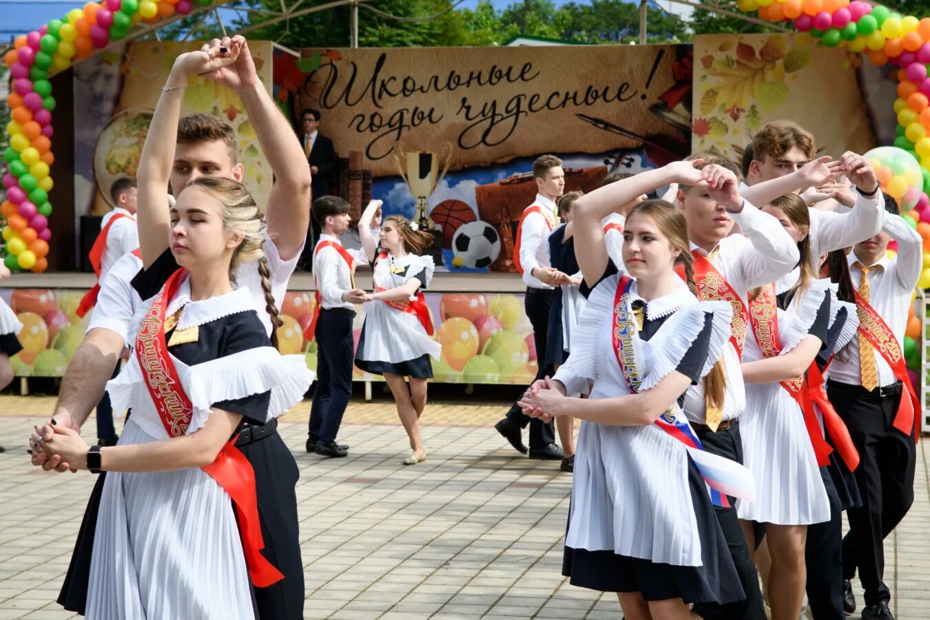 Какого мая последний звонок. Выпускники на линейке. последний звонок краснодар. образ на последний звонок в 9 классе. краснодар выпускной.