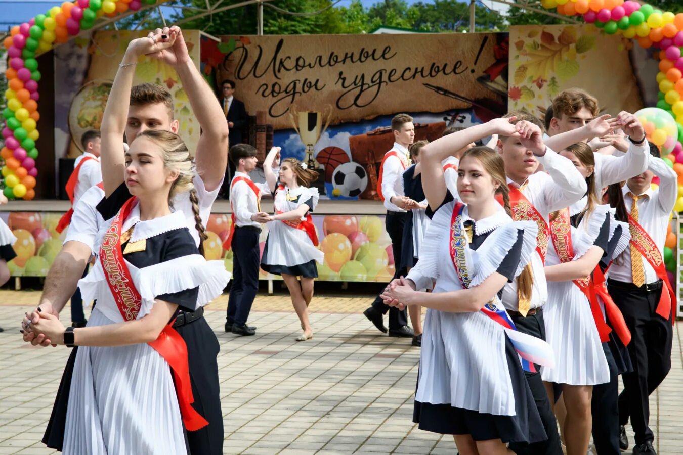 Последний звонок 24 мая. Линейка выпускников. Последний звонок Краснодар. Выпускной школы Краснодар. Выпускной 11 класс линейка.